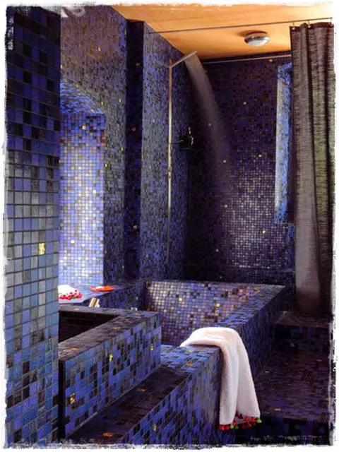 épített kád keskenyebb fürdőszobában