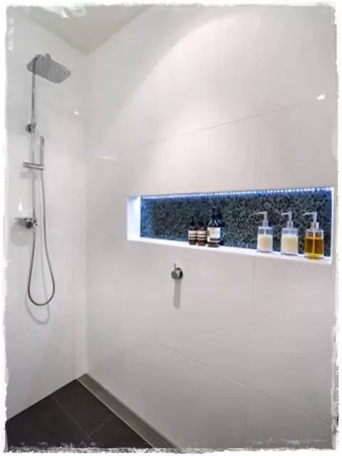 hosszúkás falfülke zuhanyzóban