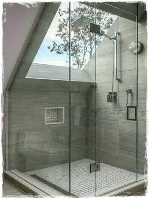 tetőtéri zuhanyzó falfülkével
