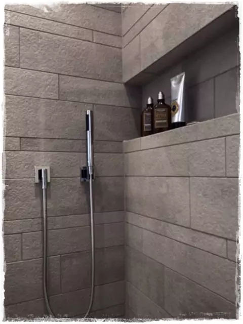 hosszú falfülke zuhanyzóban