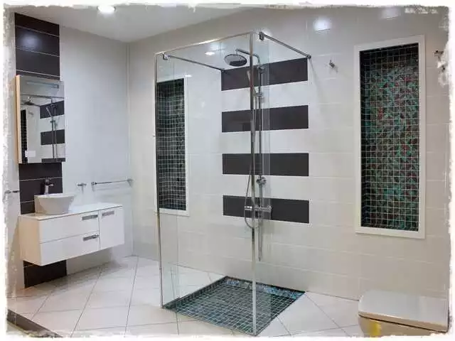 fürdőszoba épített zuhanyzó burkolás